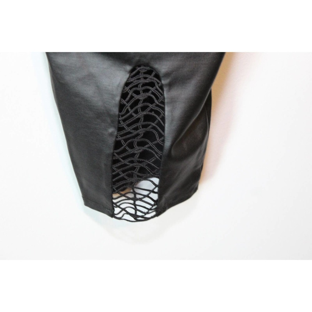 ✨2/$20 Torrid Crop Platinum Legging Coated Ponte Macrame Back Black Size 4 4X - Picture 8 of 11